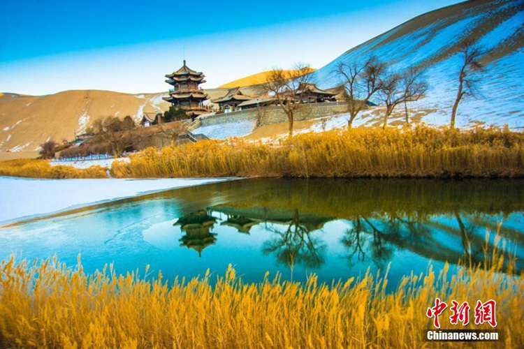 1월 24일, 사막과 눈이 만들어낸 환상적인 웨야취안(月牙泉, 월아천)의 모습
