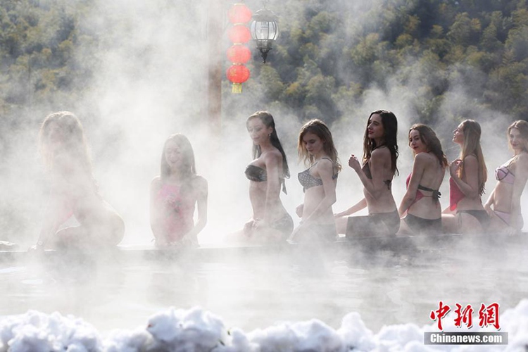 추운 겨울 비키니 미녀들의 반란, 중국 리양 야외 온천 인기