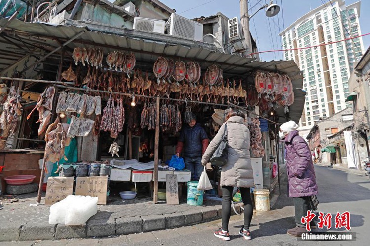 상하이 옛 거리에 새해 분위기 ‘솔솔’, 새해 용품은 이곳에서…