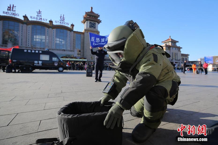 2월 7일 중국의 경찰 대원이 대테러 훈련 현장에서 발생한 돌발 상황을 깔끔하게 처리하는 모습이다.