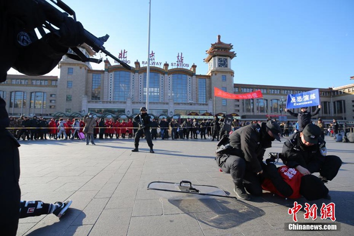 중국의 설 대이동: 베이징역 대테러 부대 “귀향길 안전은 우리가 책임진다”