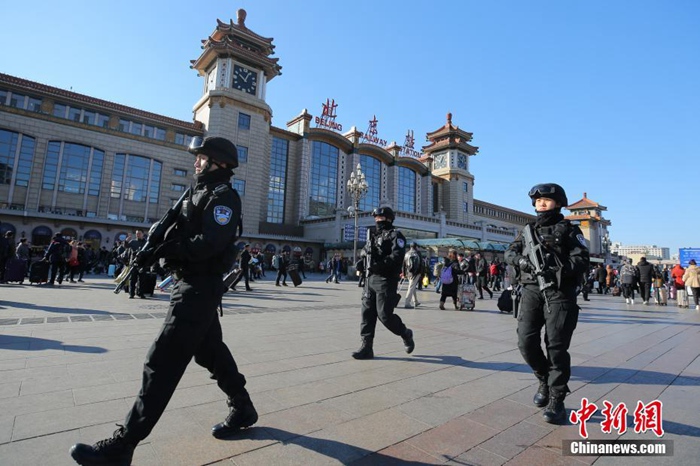 중국의 설 대이동: 베이징역 대테러 부대 “귀향길 안전은 우리가 책임진다”