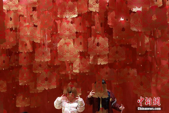 신세기 설날 전시관, 천장에 ‘년년유여(年年有餘: 올 한해 풍족하길 기원하는 중국의 새해 인사말)’