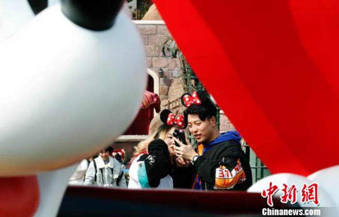 상하이 디즈니랜드에 퍼지는 ‘설날 분위기’, 중국 전통의상을 입은 미키마우스…