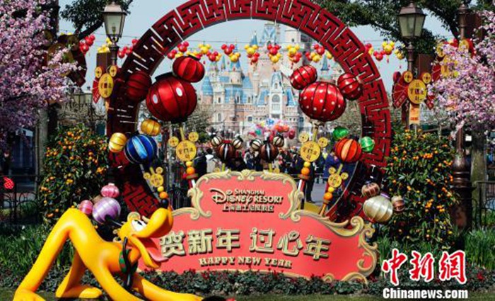 상하이 디즈니랜드에 퍼지는 ‘설날 분위기’, 중국 전통의상을 입은 미키마우스…