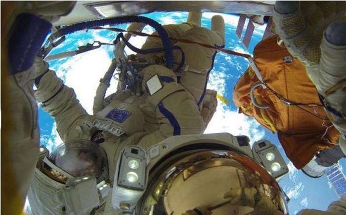 러시아 우주 비행사 ‘우주 유영 기록 수립’, 하지만 안테나 설치했을 때…