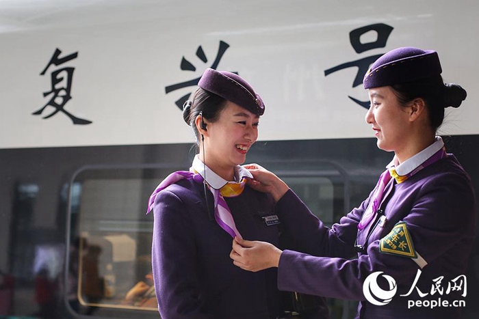 [중국 설 이야기] ‘열차’ 귀성길에 등장한 미녀 쌍둥이 자매 열차장 화제