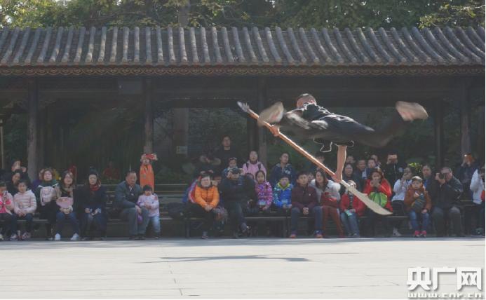 [중국 설 이야기] 설 분위기 더한 쿵후 청년…무술로 전통 사자춤 공연 완벽히 연출