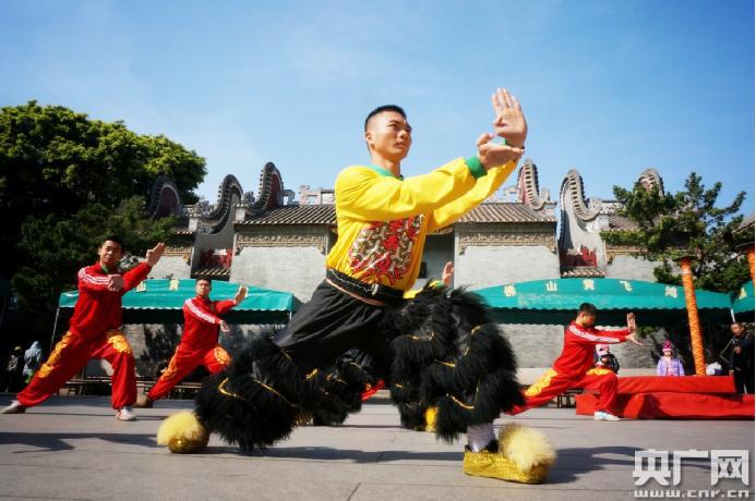 [중국 설 이야기] 설 분위기 더한 쿵후 청년…무술로 전통 사자춤 공연 완벽히 연출