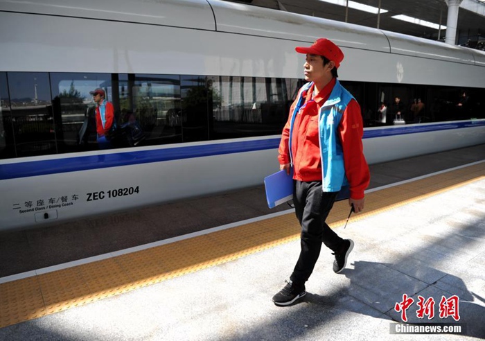 [중국 설 이야기] 푸저우 기차역의 ‘배달 청년’, 기차 좌석까지 음식 배달한다