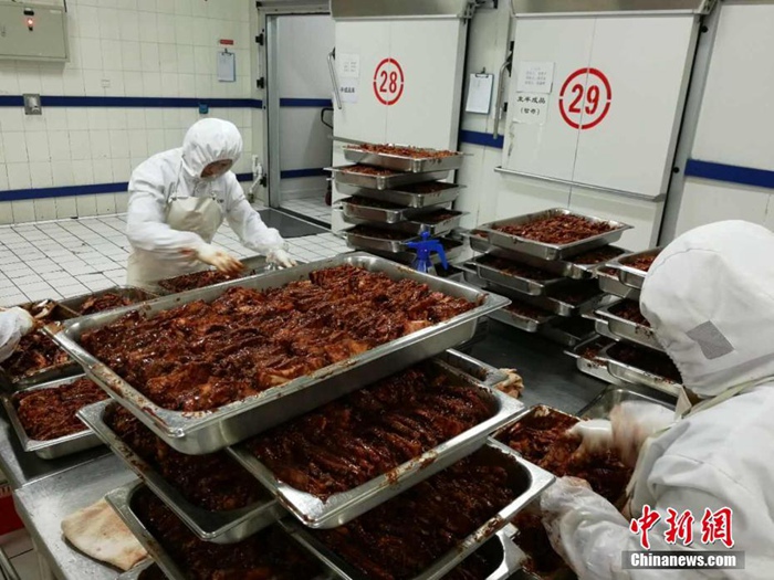 중국 고속열차 도시락 생산 전과정 공개, 2500원이면 세트 요리 즐긴다!