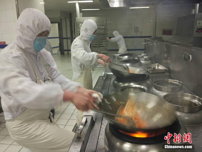 중국 고속열차 도시락 생산 전과정 공개, 2500원이면 세트 요리 즐긴다!