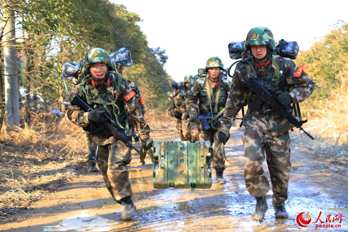 중국 무장경찰 특전사들의 ‘악마주 훈련’, 내 사전에 포기란 없다!