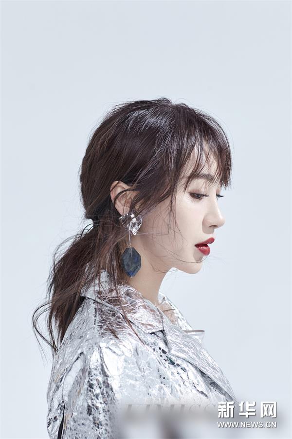 리페이얼 최신 화보 공개, 모던&복고 미묘한 조합
