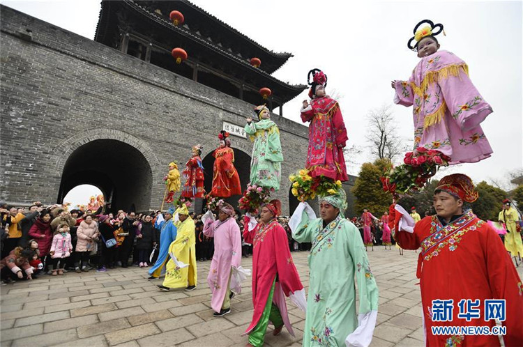 2월 18일 명절놀이 공연이 산둥(山東, 산동)성 타이얼좡구청(臺兒莊古城, 대아장고성)에서 펼쳐졌다.