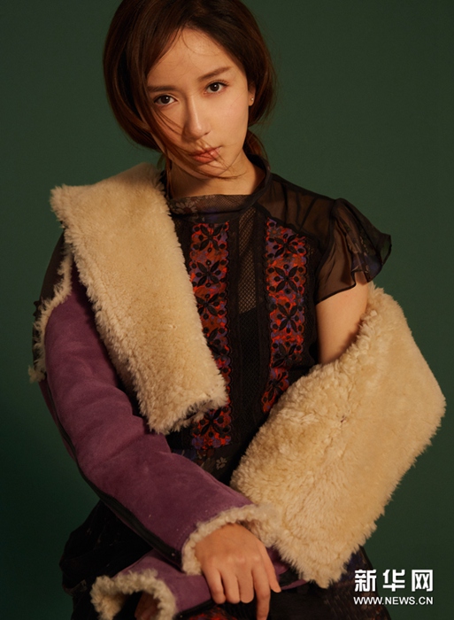매력 배우 러우이샤오의 변신, 그녀의 다양한 패션룩
