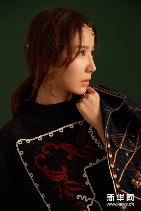 매력 배우 러우이샤오의 변신, 그녀의 다양한 패션룩