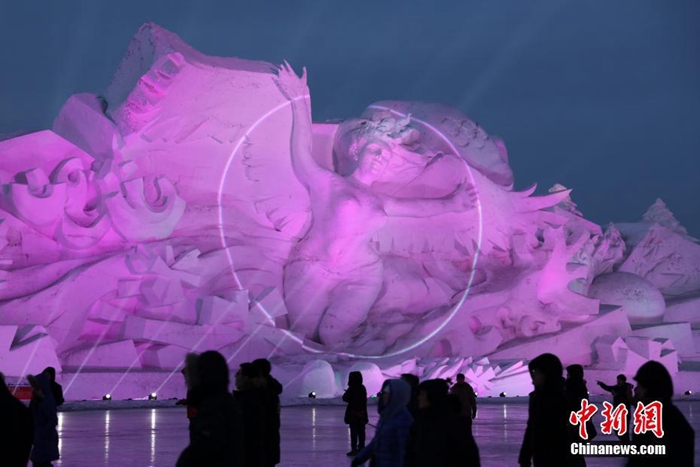 하얼빈 빙설박람회에서 펼쳐진 3D 조명쇼! 화려하게 빛나는 조각상