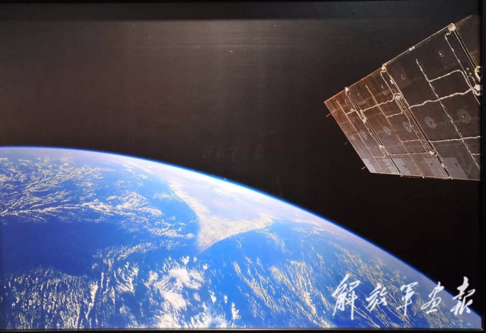 [과학] 중국 우주비행사들의 작품, 우주에서 찍은 셀카 공개