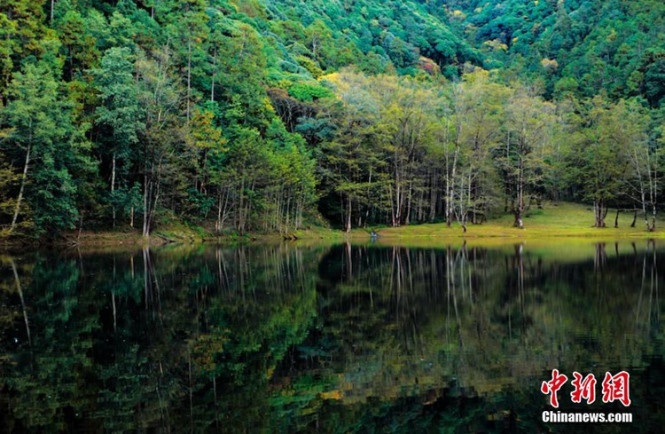 중국 쓰촨 더창의 명물 ‘흑룡담’…호수에 비친 내 얼굴