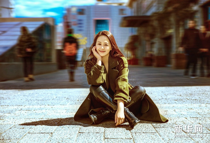 봄 거리의 왕리커 화보, 힐링 미소 지으며 아름다운 모습