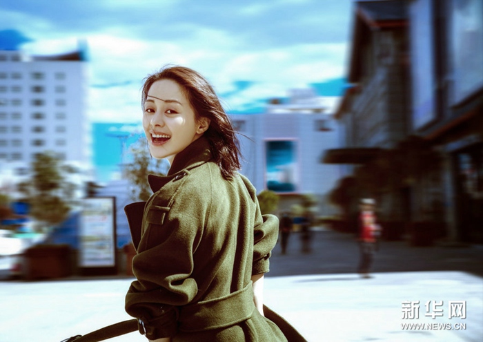 봄 거리의 왕리커 화보, 힐링 미소 지으며 아름다운 모습
