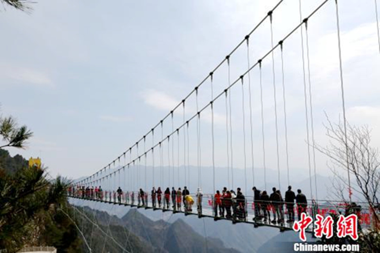 중국 쓰촨 완위안: 중국 최고 해발 ‘유리 현수교’ 정식 개방
