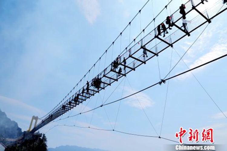 중국 쓰촨 완위안: 중국 최고 해발 ‘유리 현수교’ 정식 개방