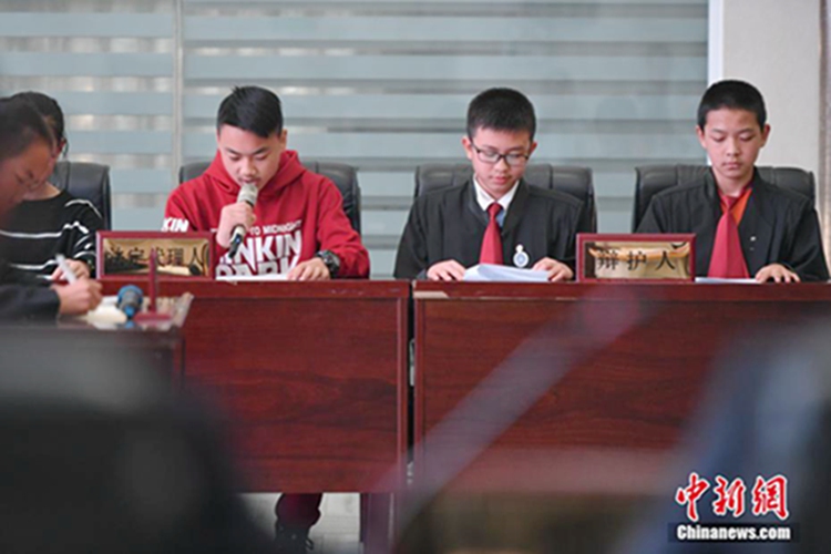 쿤밍: 인민법정과 중학교에서 준비한 법정 캠퍼스 행사
