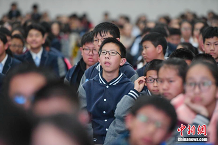 쿤밍: 인민법정과 중학교에서 준비한 법정 캠퍼스 행사