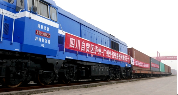 2017년 12월 21일, 쓰촨(四川) 자유무역구 촨난린강(川南臨港) 지역은 루저우(瀘州)-광저우(廣州) 대외무역 철도 화물열차 테스트 가동식을 열었다. (사진 출처: 인민시각)