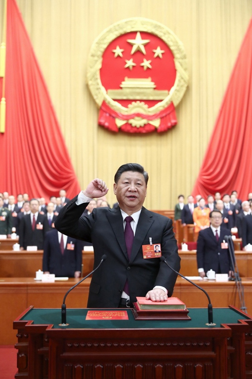 새로 당선된 시진핑 국가주석 겸 중앙군사위원 주석 헌법 선서