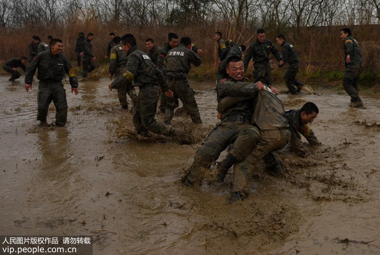 안후이 무장경찰의 ‘악마주 훈련’: 극한은 바로 이런 것