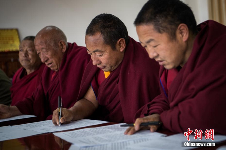 법률 상식 시험에 참가한 시짱 세라사원 승려들