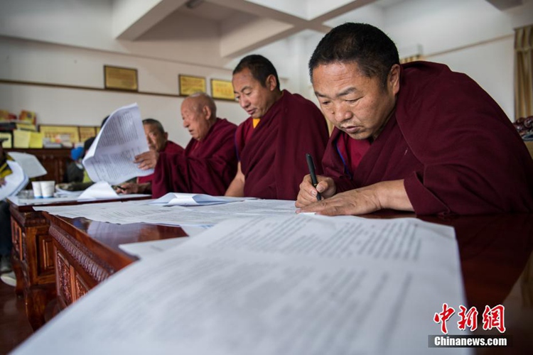 법률 상식 시험에 참가한 시짱 세라사원 승려들