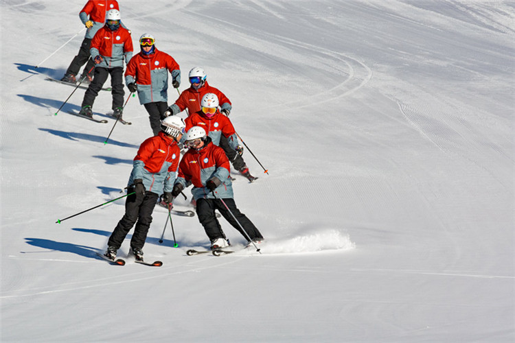 중국 옌칭 ‘농민 스키팀’…“스키가 우리 생활을 바꿔 놨어요”