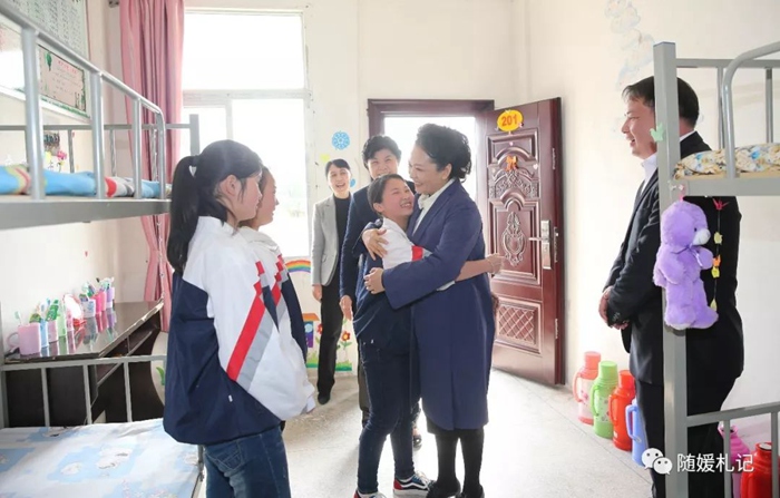 펑리위안, 결핵 예방 치료 위해 농촌 방문