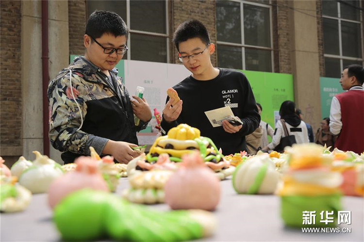 중국 톈진: 청명 맞아 한식(寒食) 문화 배우는 관광객들