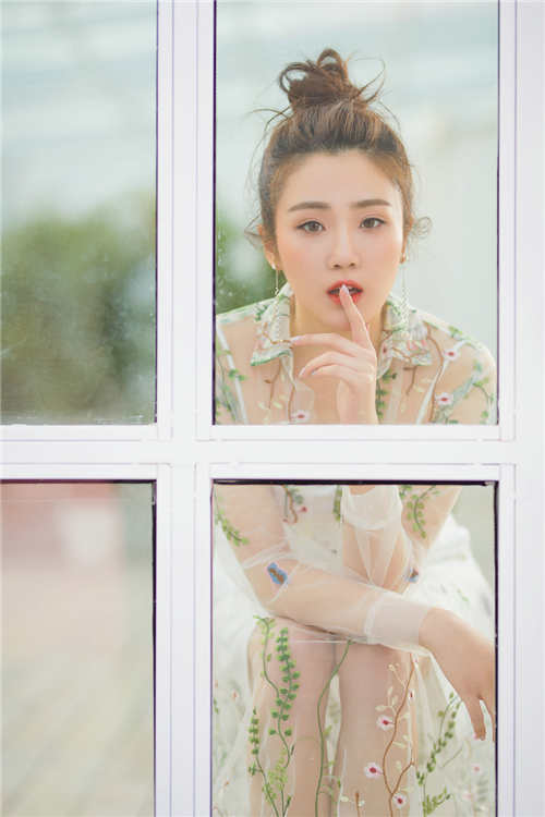 중국의 ‘에너지 소녀’ 장커잉, 초봄 원피스룩으로 매력 발산