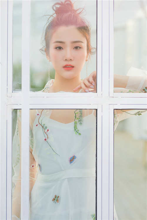 중국의 ‘에너지 소녀’ 장커잉, 초봄 원피스룩으로 매력 발산