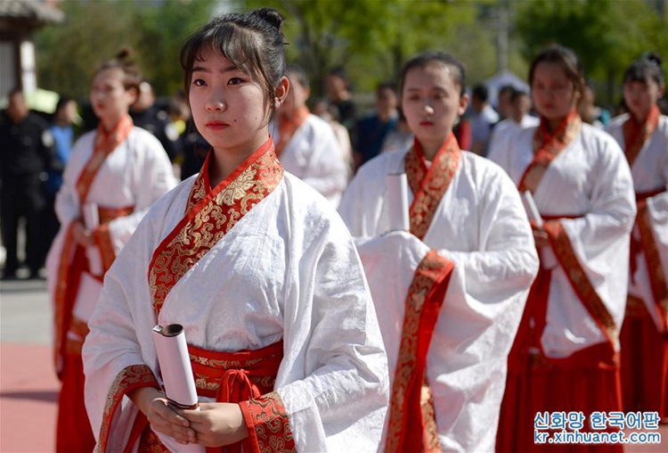시안: 중국 전통 성인식 거행하여 전통문화 전승
