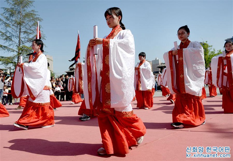 시안: 중국 전통 성인식 거행하여 전통문화 전승