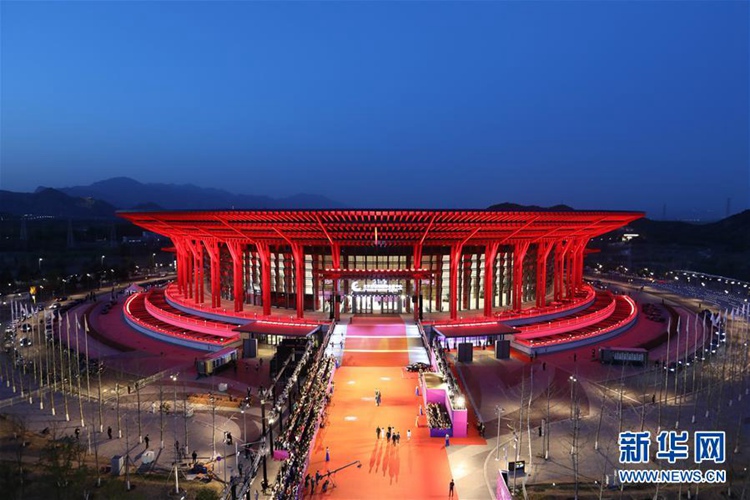 제8회 ‘베이징 국제 영화제’ 개막…레드카펫 수놓은 화려한 ‘별’