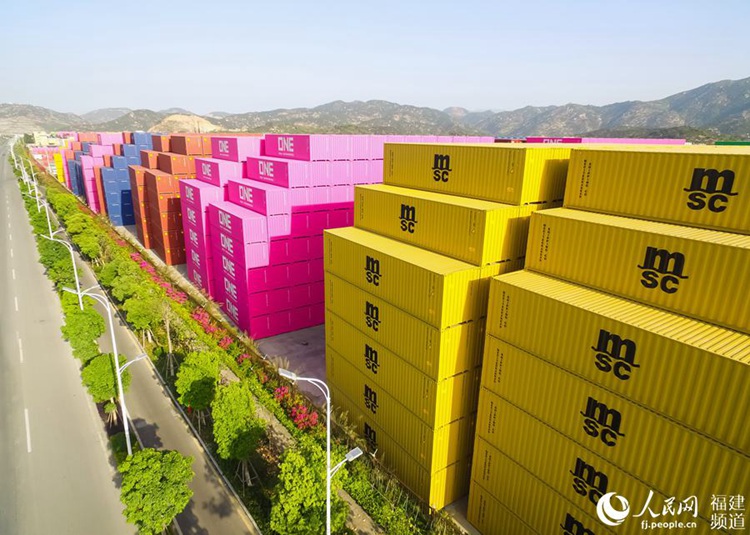 복건성 장저우항: 다채로운 컨테이너로 만든 ‘철강 풍경로’
