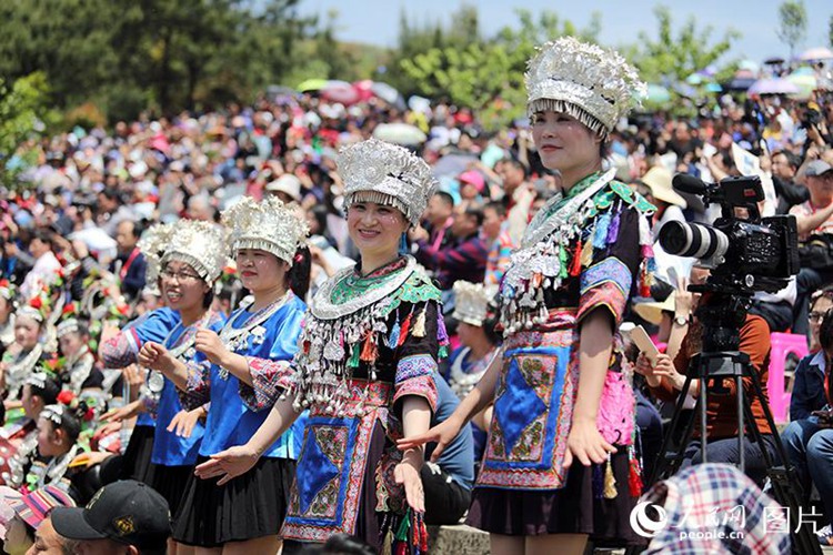 중국 후난: 관광객 수만 모인 동족(侗族)의 ‘밸런타인데이’