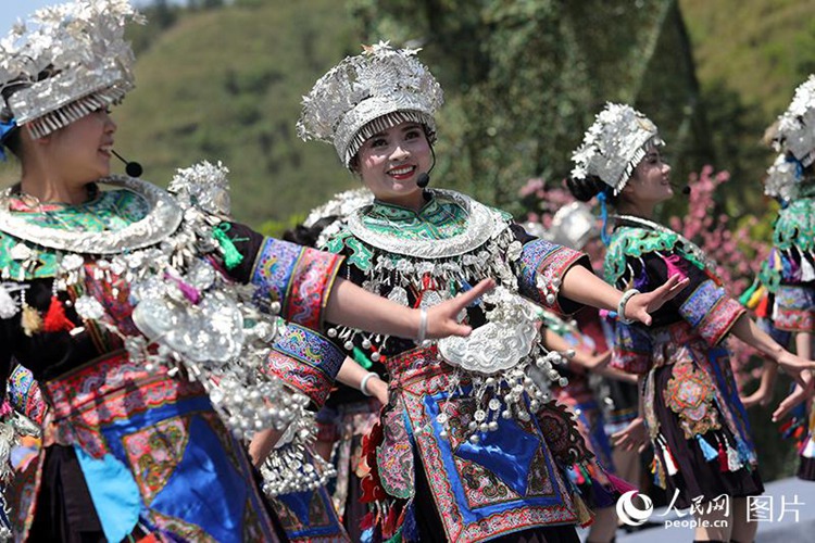중국 후난: 관광객 수만 모인 동족(侗族)의 ‘밸런타인데이’