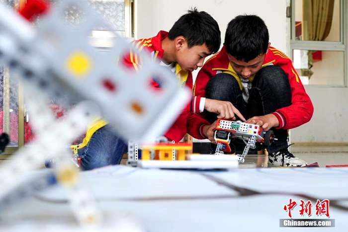 중국 구이저우 전닝 산간마을에서 펼쳐진 ‘로봇 대회’