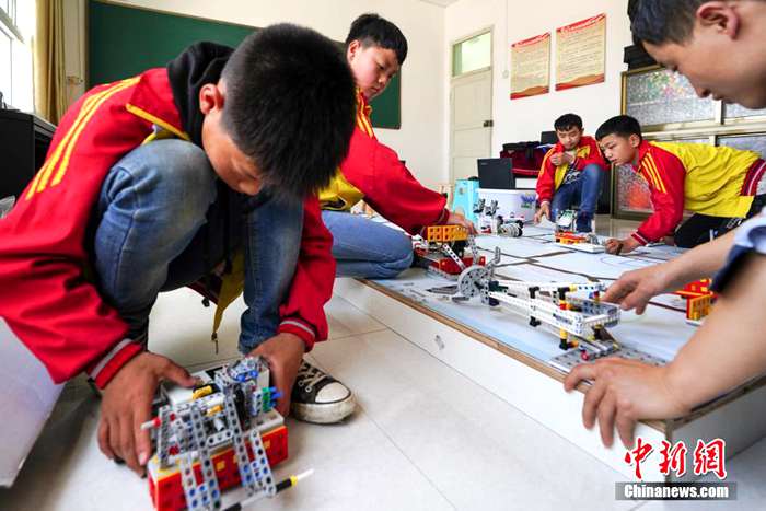 중국 구이저우 전닝 산간마을에서 펼쳐진 ‘로봇 대회’