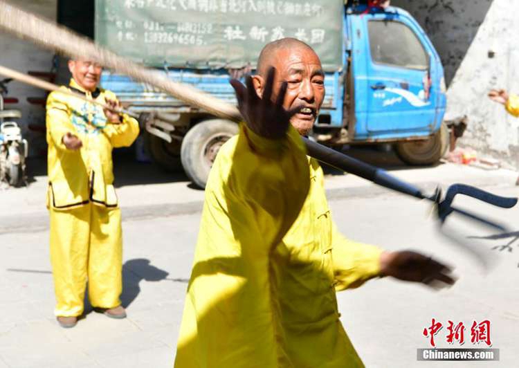 중국 허베이 농민의 삼지창 무예: ‘곤강차(滾鋼叉)’