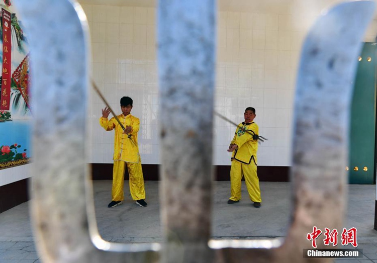 중국 허베이 농민의 삼지창 무예: ‘곤강차(滾鋼叉)’